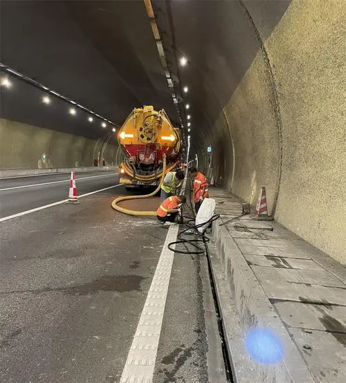 鄂伦春隧道排水渠清淤